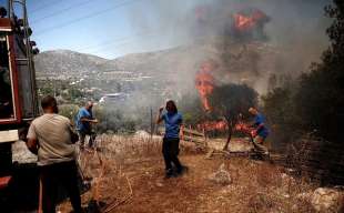 incendio a corinto in grecia