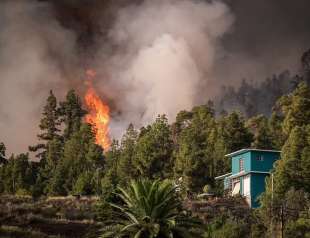 incendio a corinto in grecia