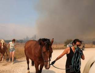 incendio a corinto in grecia