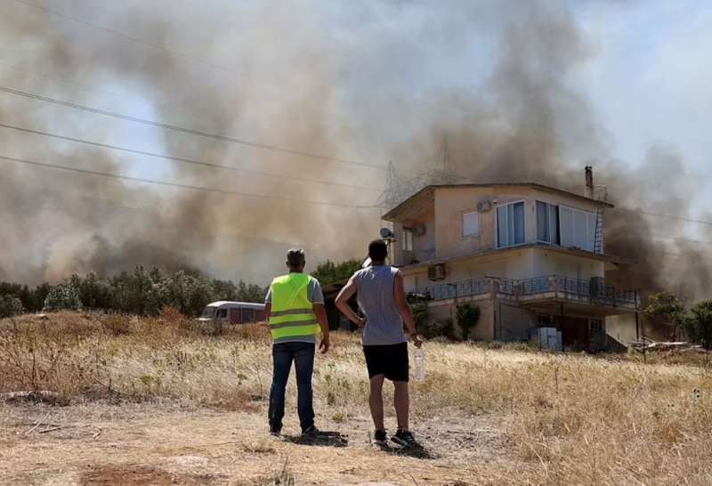 incendio a corinto in grecia