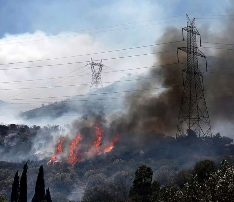 incendio a corinto in grecia