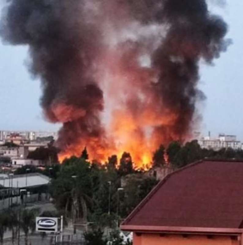 incendio al campo rom di Barra - Napoli