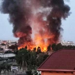 incendio al campo rom di Barra - Napoli