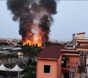 incendio al campo rom di Barra - Napoli