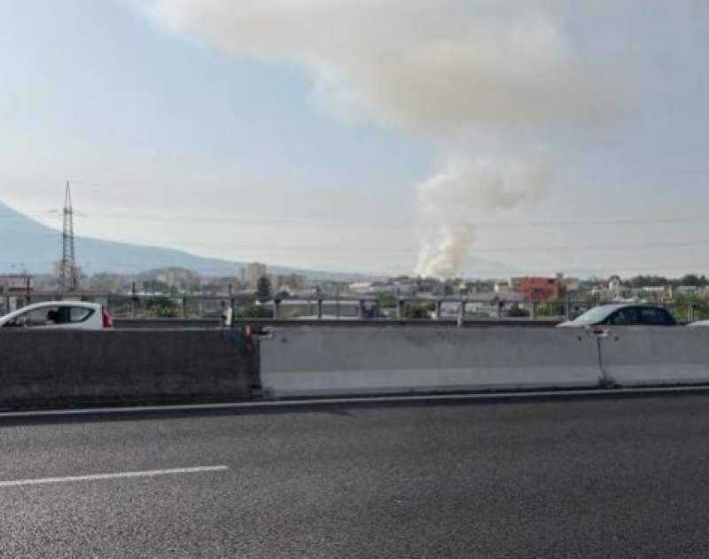 incendio al campo rom di Barra - Napoli