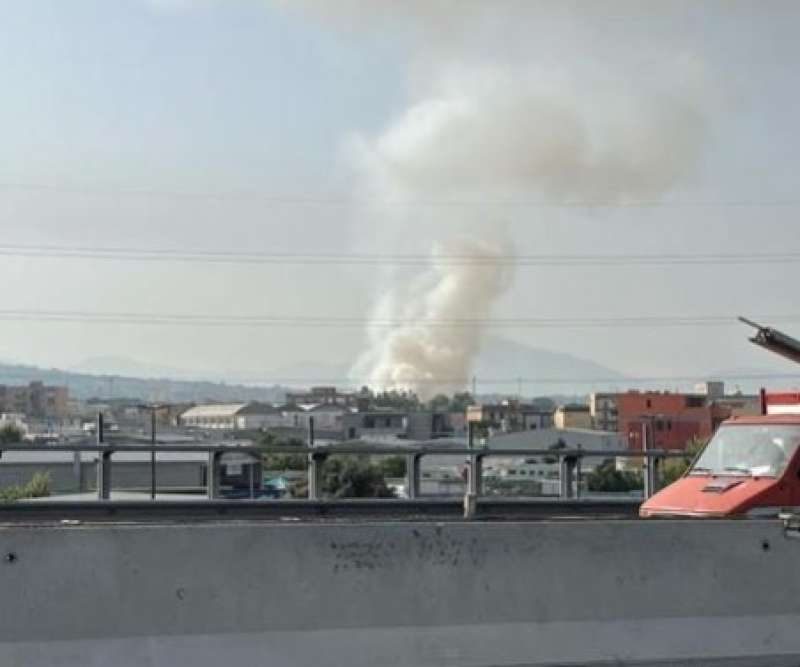 incendio al campo rom di Barra - Napoli