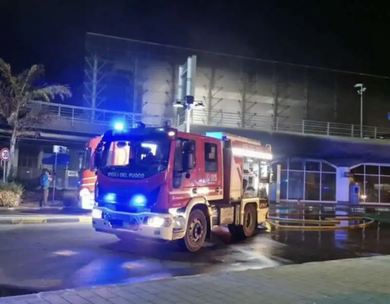 incendio all aeroporto vincenzo bellini di catania   4