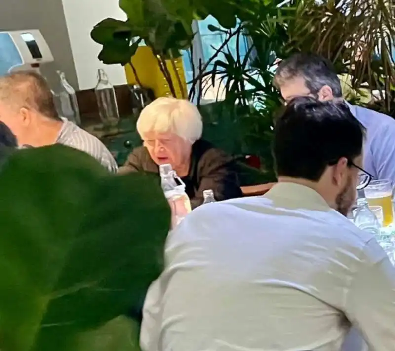 janet yellen a cena in un ristorante di cucina yunnan a pechino    