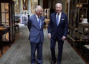 joe biden e re carlo 5