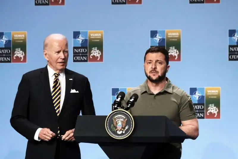 JOE BIDEN E VOLODYMYR ZELENSKY AL VERTICE NATO DI VILNIUS 