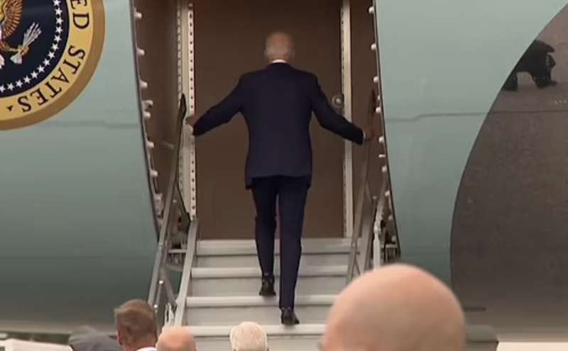 joe biden inciampa sulla scaletta dell air force one 13 luglio 2023 2