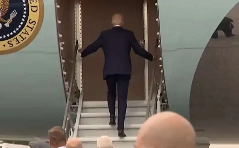 joe biden inciampa sulla scaletta dell air force one   13 luglio 2023   2