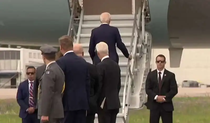 joe biden inciampa sulla scaletta dell air force one   13 luglio 2023   3