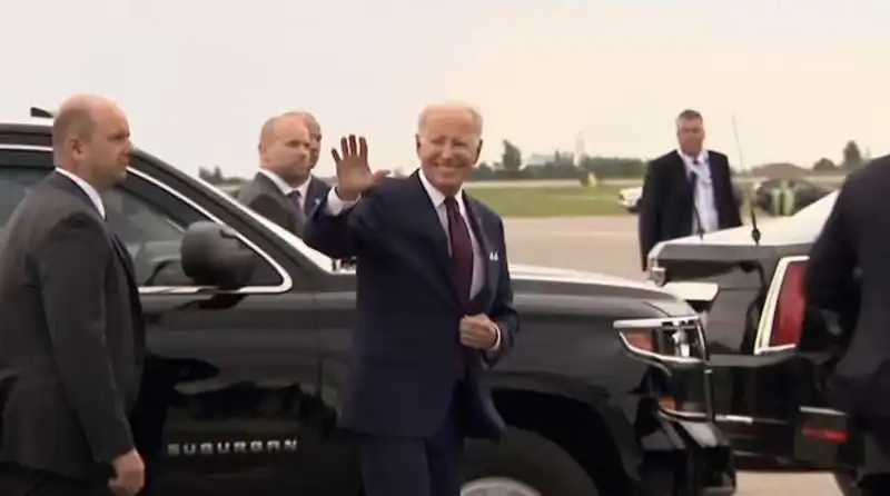 joe biden inciampa sulla scaletta dell air force one   13 luglio 2023   4