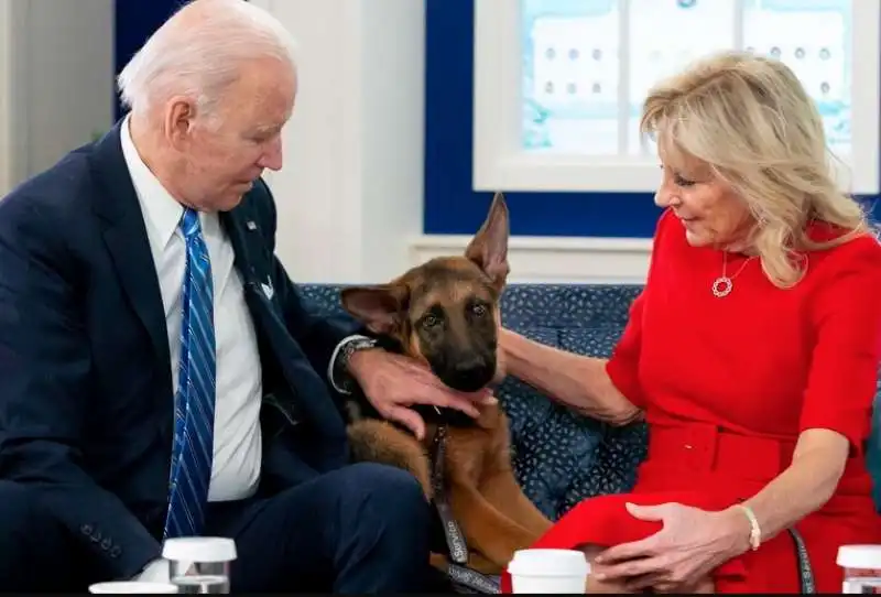 joe e jill biden con il loro cane commander