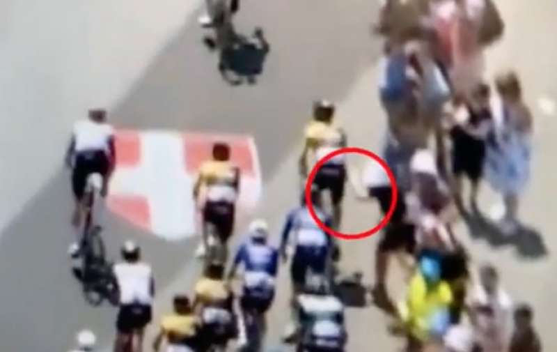 la caduta di sepp kuss al tour de france per colpa di uno spettatore 3