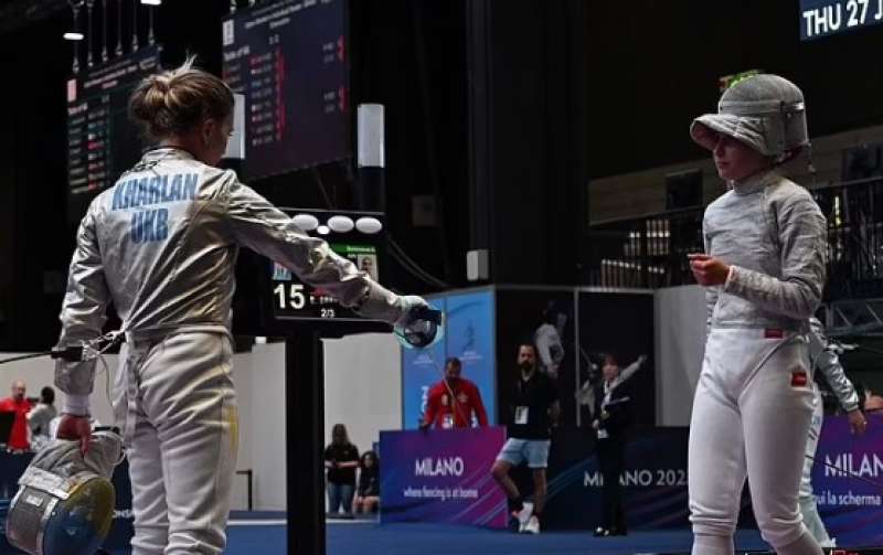 la mancata stretta di mano tra anna smirnova e olga kharlan ai mondiali di scherma 1