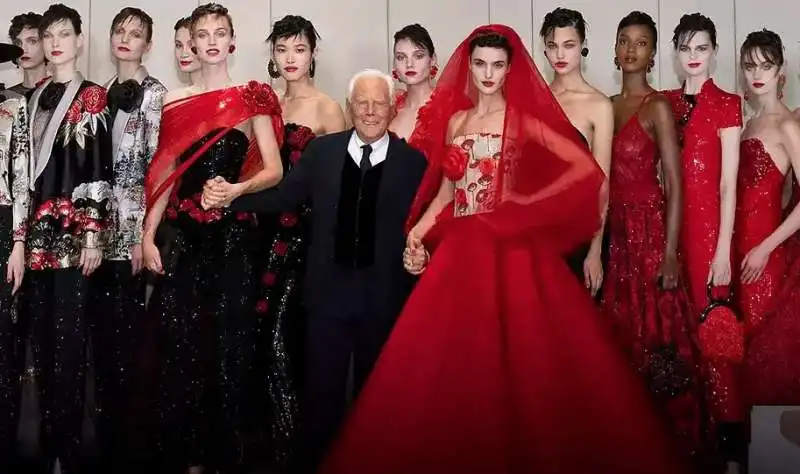 la sfilata di giorgio armani a parigi 2