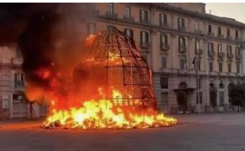 la venere degli stracci di pistoletto in fiamme a napoli