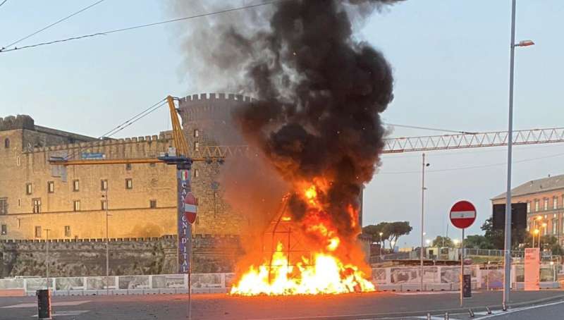 la venere degli stracci di pistoletto in fiamme a napoli