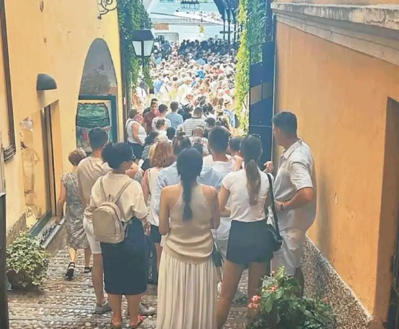 LAGO DI COMO - TURISTI IN CODA A BELLAGIO