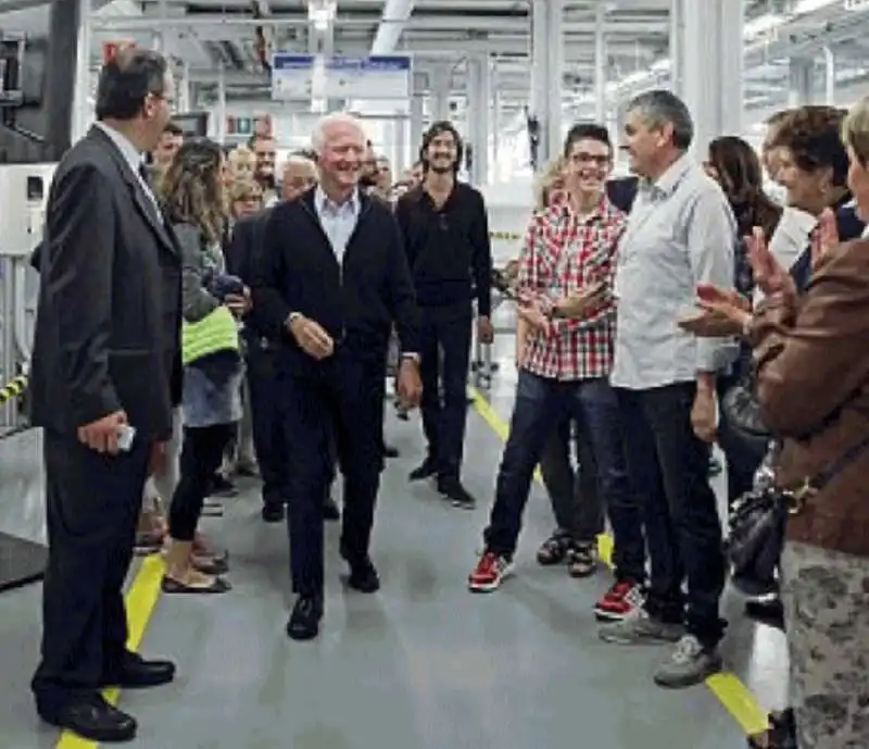 leonardo del vecchio in fabbrica nel 2015 con il figlio leonardo maria 