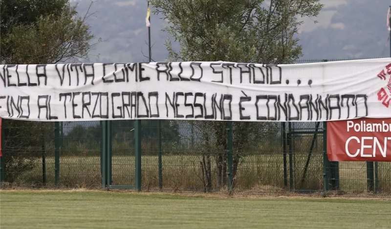 LO STRISCIONE DEI TIFOSI DELLA REGGIANA PER MANOLO PORTANOVA