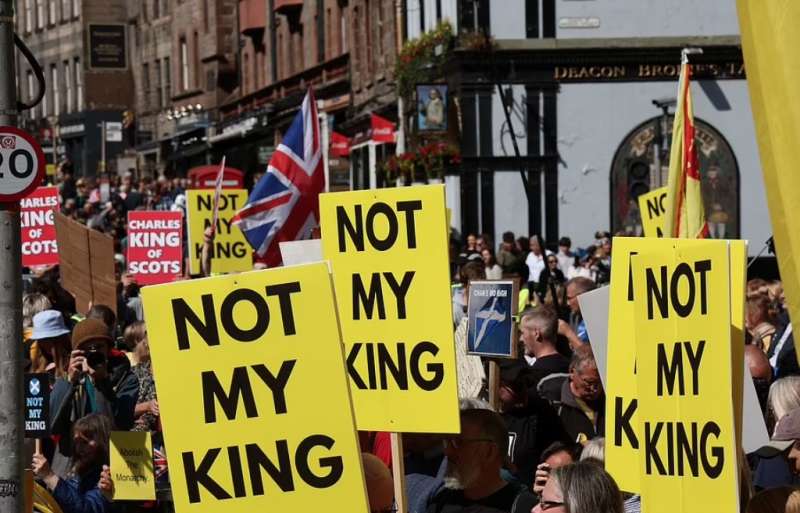 manifestanti antimonarchici all incoronazione re carlo in scozia 2