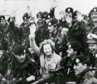 margaret thatcher con i soldati inglesi - falkland nel 1982