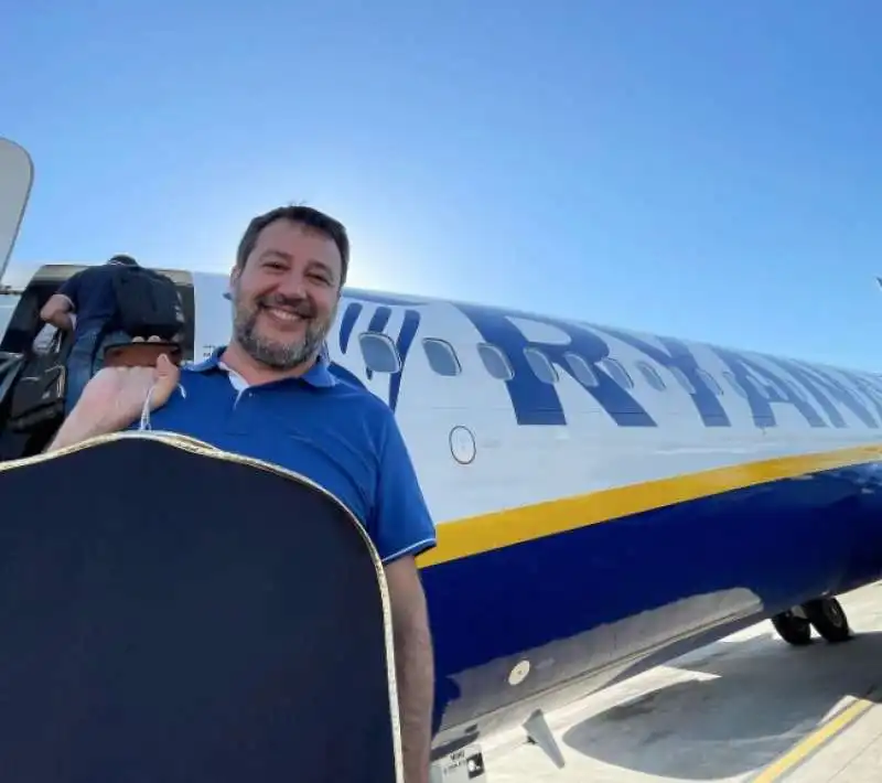 MATTEO SALVINI TORNA DALLA PUGLIA CON RYANAIR