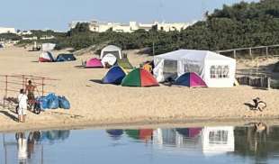 MAXI TENDA SULLA SPIAGGIA DI MANDURIA