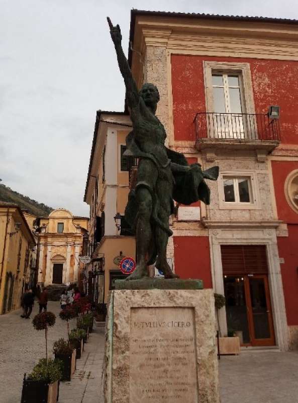 MONUMENTO A CICERONE AD ARPINO