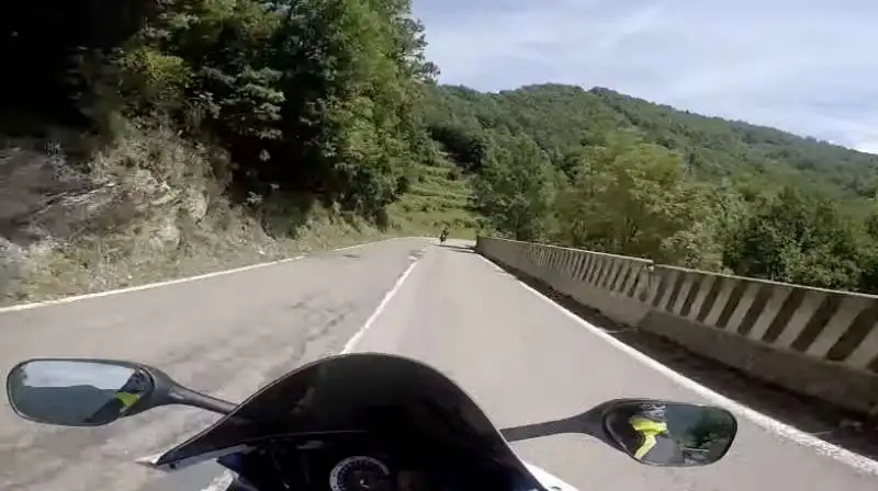 motociclisti corrono a tutto gas sulle strade 1