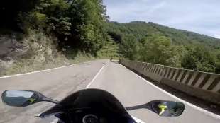 motociclisti corrono a tutto gas sulle strade 1