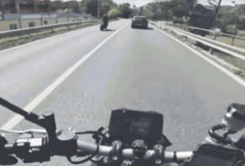 motociclisti corrono a tutto gas sulle strade 2