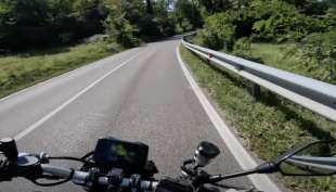 motociclisti corrono a tutto gas sulle strade 8