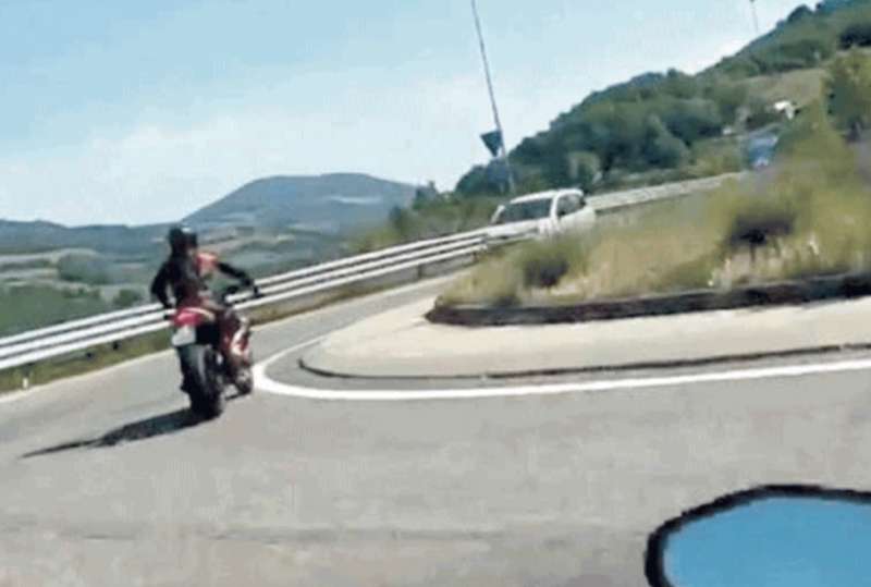 motociclisti corrono a tutto gas sulle strade 9