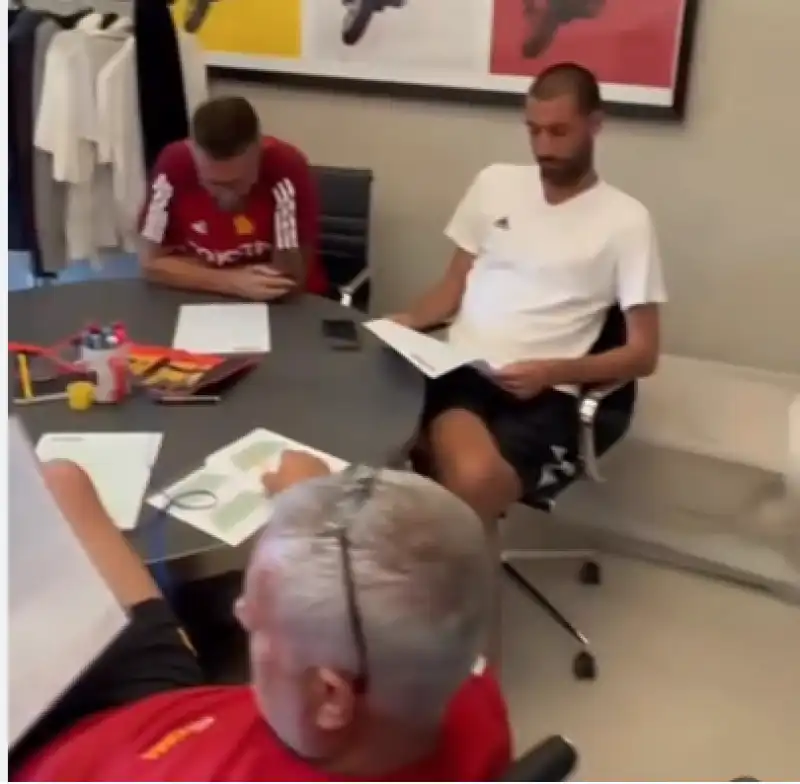 mourinho e lo staff al lavoro a trigoria