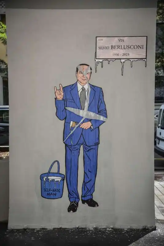 murales di silvio berlusconi sfregiato a milano