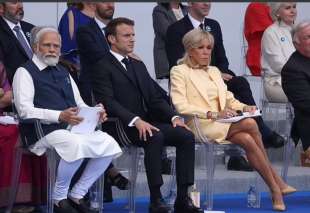 narendra modi con emmanuel e brigitte macron alla parata del 14 luglio