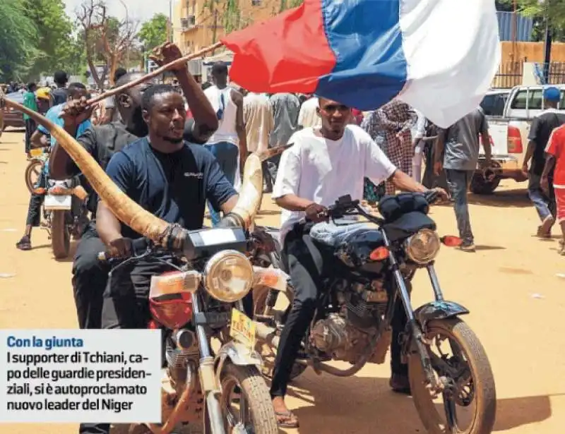 niger   supporter del golpista tchiani con la bandiera russa 