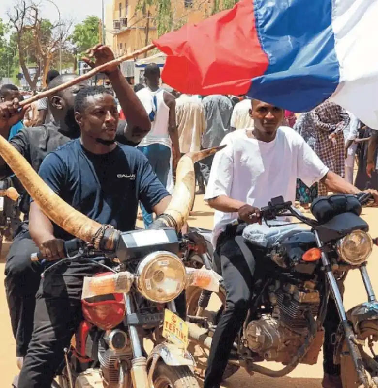 niger   supporter del golpista tchiani con la bandiera russa  