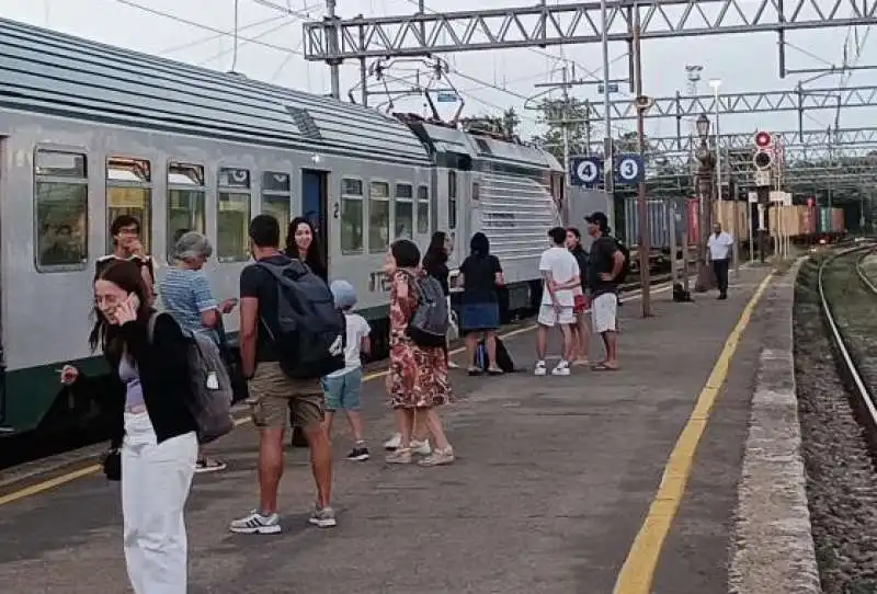 PASSEGGERI DELLA FRECCIA DELLA VERSILIA FERMI ALLA STAZIONE DI FORNOVO