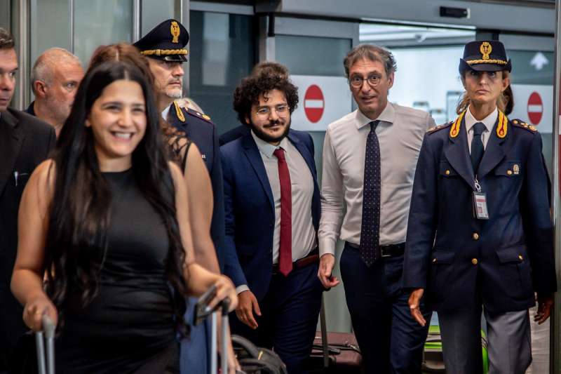 patrick zaki con giovanni molari all aeroporto di milano malpensa 1