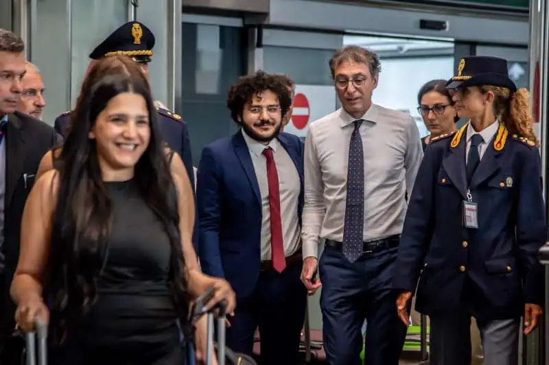 patrick zaki con giovanni molari all aeroporto di milano malpensa