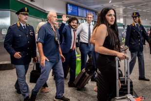 patrick zaki con giovanni molari all aeroporto di milano malpensa 3