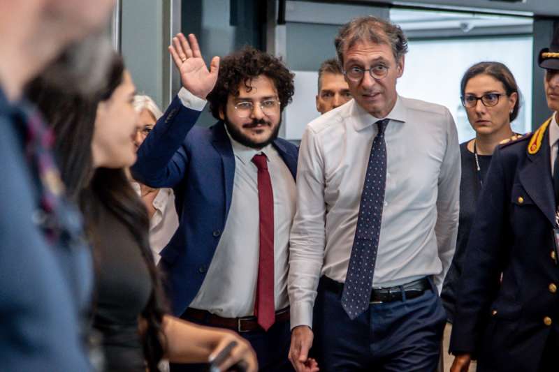 patrick zaki con giovanni molari all aeroporto di milano malpensa 4