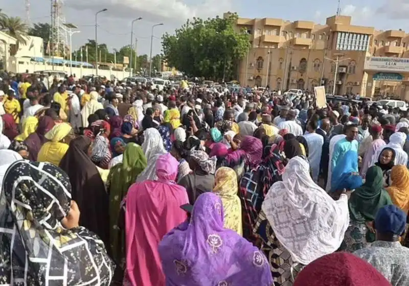 persone in piazza  a diamey, capitale del niger  