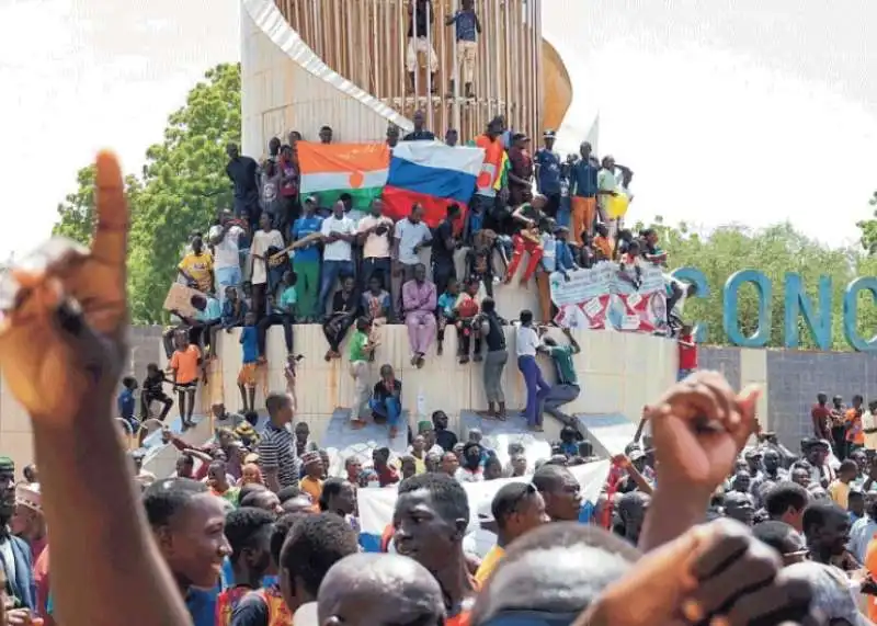 persone in piazza con la bandiera russa in niger 