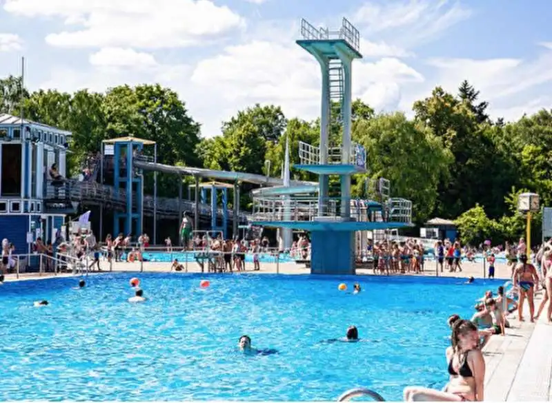 PISCINA COMUNALE A BERLINO